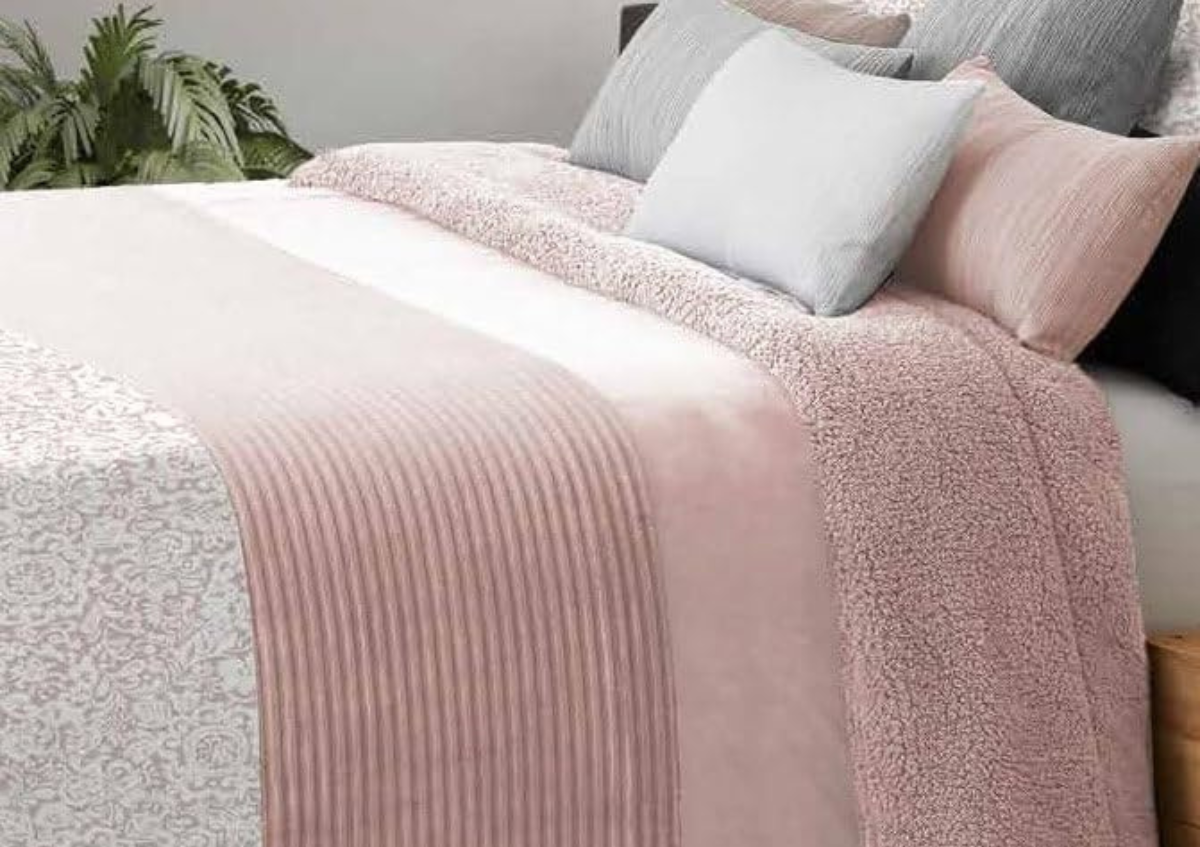 Couette en peau de mouton Rose Rami Manterol