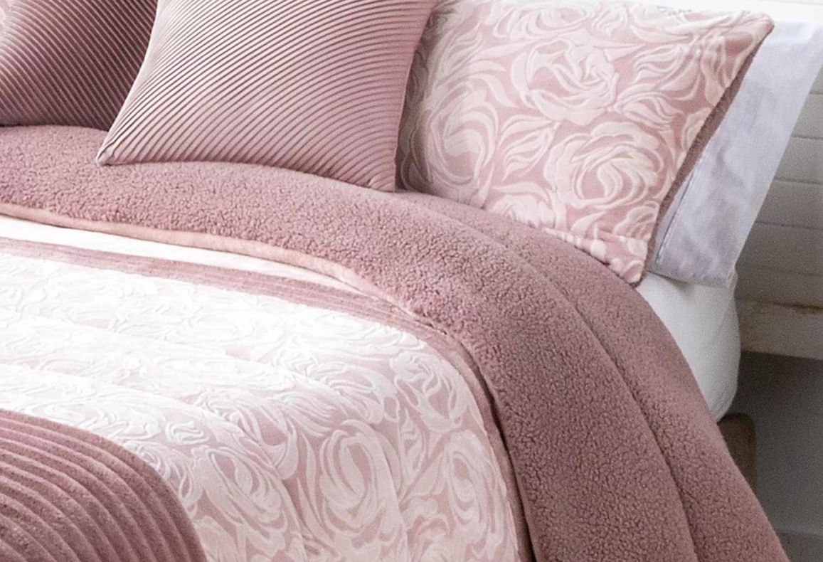 Couette en peau de mouton de Fleurs Rose Manterol