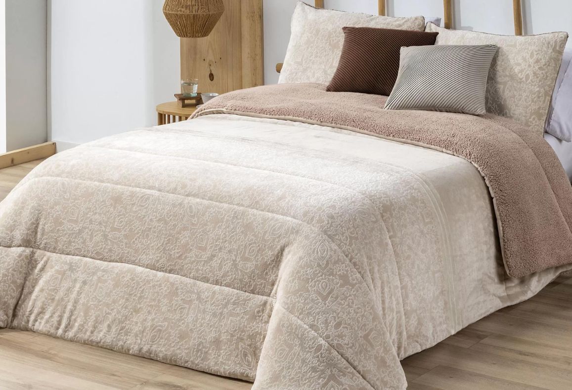 Couette en peau de mouton de Fleurs Rose Manterol